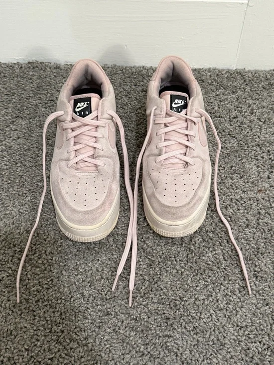 Nike Air Force 1 Low-Top Sneakers in Light Pink Suede - Picture 4 of 8